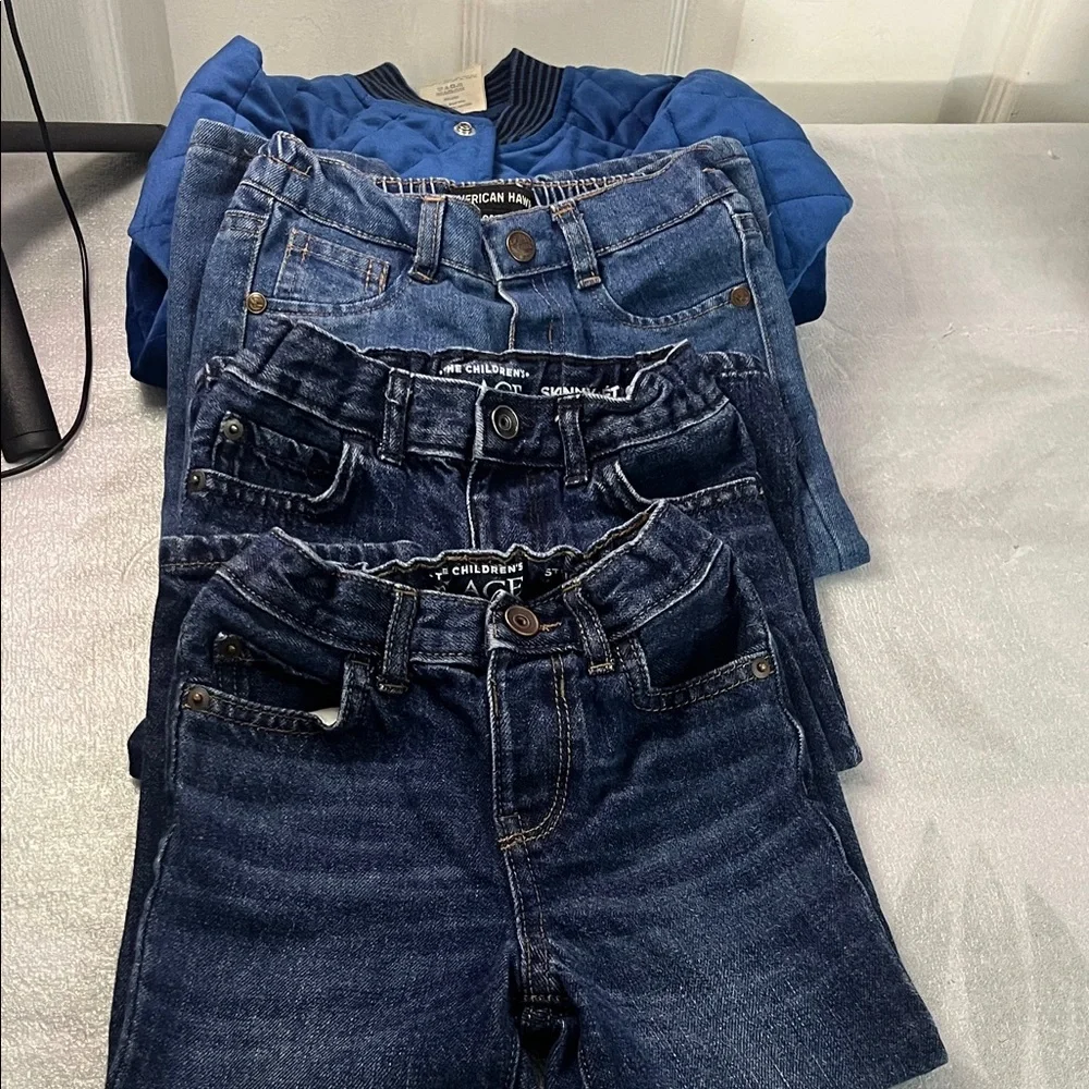 The Children's Place Navy Blue Kids Jeans is a bundle of 4 pieces !
